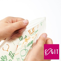 雙手正在打開一個透明的環保保鮮袋，袋子內印有綠色和橘色的蔬菜水果圖案，例如胡蘿蔔、豌豆莢和鍋子。