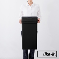 黑色長方形垃圾桶，帶有按壓式掀蓋和抗菌標誌。