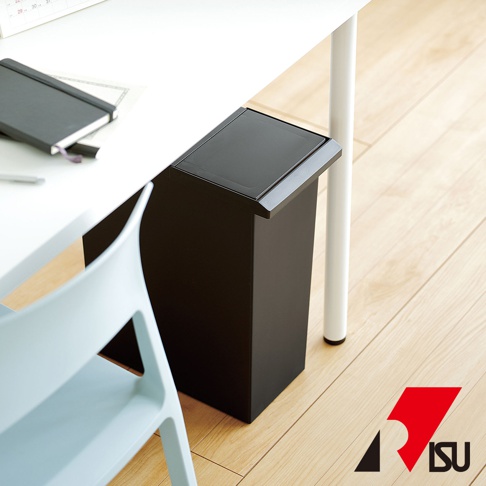 TOSTE 簡約設計風格按壓雙開型分類垃圾桶，黑色，30L 容量，置於白色書桌下方，搭配淺藍色椅子和木質地板。