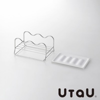 不鏽鋼多功能萬用瀝水支架，銀色，帶有一個白色托盤，上面有四個凹槽。