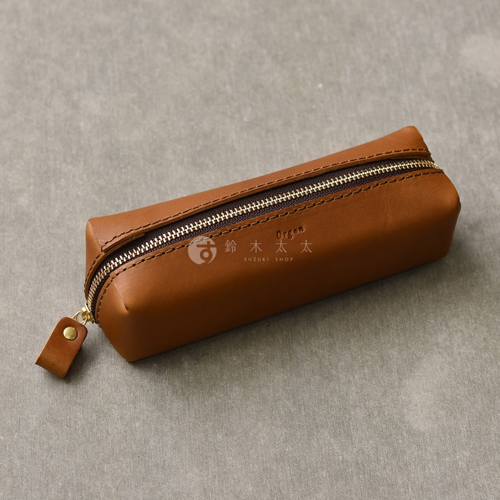 職人手作皮製長方形收納筆袋，咖啡棕色，拉鍊開合，附有皮革拉環。