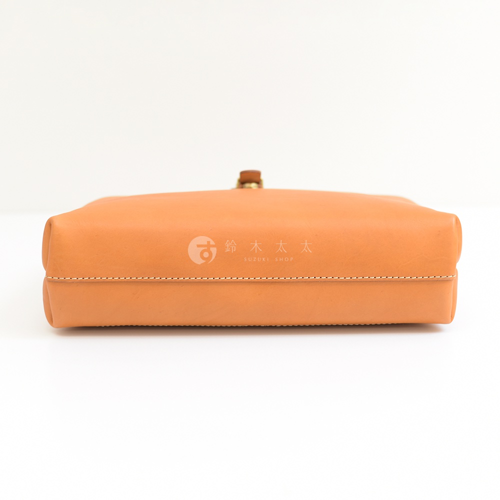 淺棕色皮革軟式杜勒斯包，側面展示，包身有精細車縫線，上方有一個金色扣飾。