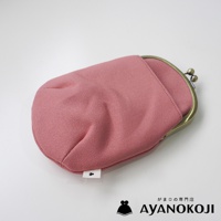 一個粉色帆布腰掛口金包，帶有黃銅色金屬開合，背景是白色。