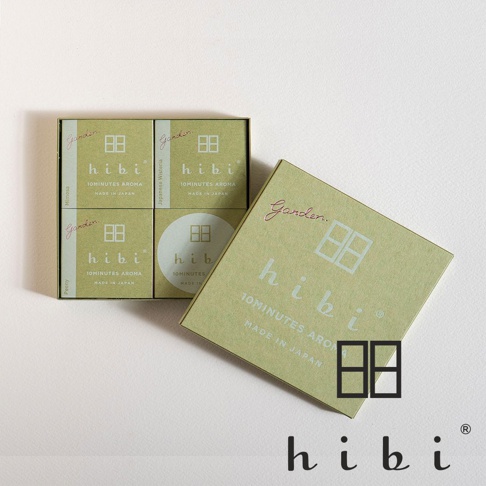 hibi 香氛火柴禮盒花園系列，淡綠色外盒包裝呈現簡約日系質感，內容物包含三盒不同香味的火柴以及專用燃燒墊，上方放置盒蓋，畫面下方展示品牌標誌與標題文字。