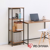 鐵木層架，四層窄型設計，深棕色木紋層板搭配黑色金屬支架。層架上擺放有書籍、復古相機、編織籃、金屬罐和文件夾。