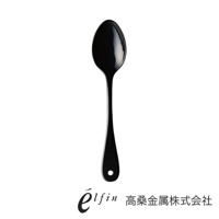 一個日製黑色琺瑯餐匙，橢圓形匙頭，光滑表面，帶有掛孔的細長手柄，品牌標誌「elfin 高桑金屬株式會社」在下方。
