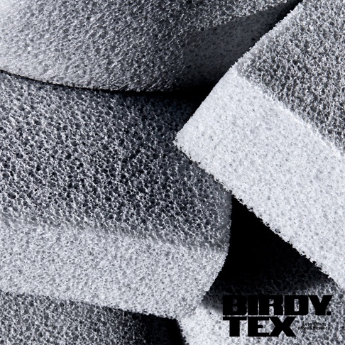 專業玻璃杯耐用海綿刷，特寫畫面呈現多塊灰色和白色多孔海綿材質，紋理細緻，光影對比鮮明。