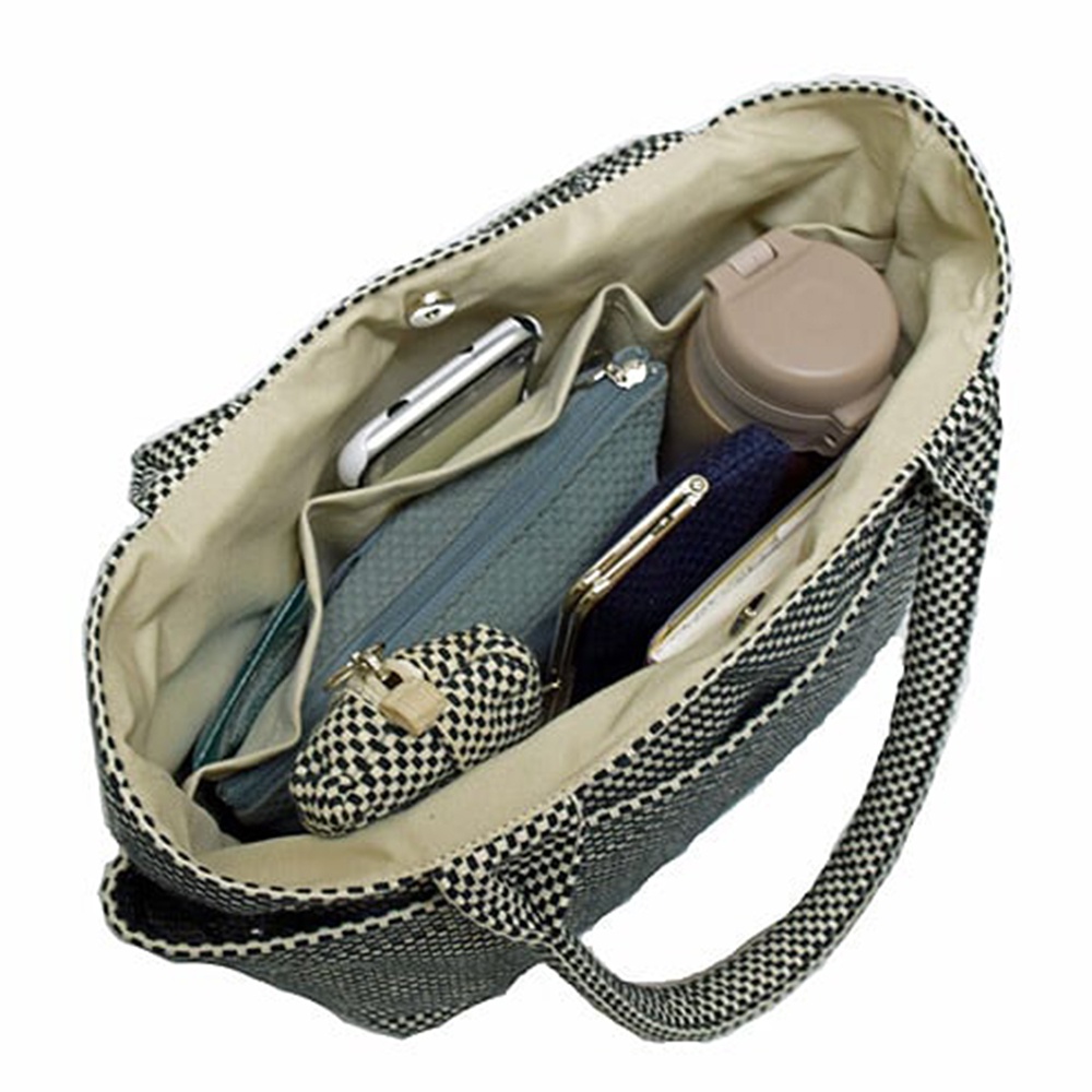 三河木綿刺子織手提托特包，黑色與白色格紋織紋，內部裝有手機、化妝包、保溫瓶和零錢包。