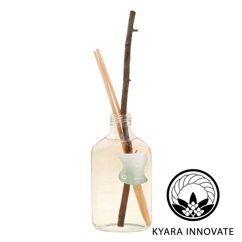 KYARA INNOVATE 品牌，一款日製東濃檜木擴香，瓶內裝有擴香液、三支擴香竹與一支檜木棒，瓶身貼有 Refresh 標籤，右側為品牌家徽圖示