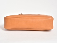 職人手作皮革橫式肩背托特包 (T-32-Y)，淺棕色皮革，側面視角，展示包款底部與側邊縫線細節。