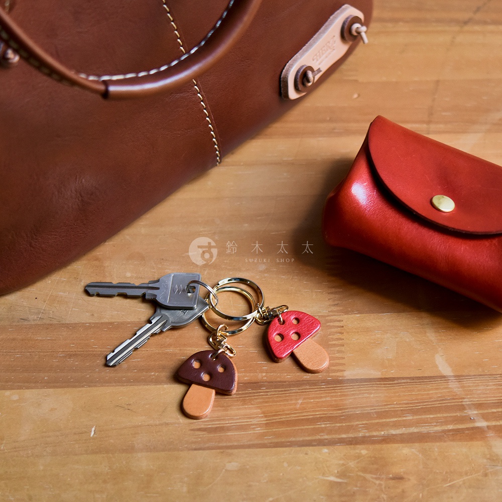 職人手作皮革香菇造型鑰匙圈，包含紅色及咖啡色兩種款式，附有鑰匙。