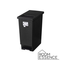 附蓋簡約黑色大理石紋垃圾桶，45公升容量，具備腳踏開關設計，適合現代居家風格。