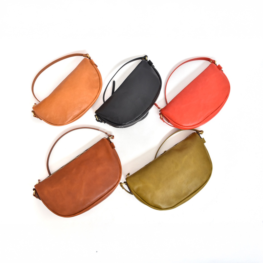 五個不同顏色皮革製成的半圓形斜背包，包含棕褐色、黑色、紅色、深褐色和橄欖綠。