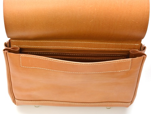 職人手作皮革屋瓦風三用側背包 (CW-147) MH，展示包包內部，由淺棕色皮革製成，有多個隔層和縫線細節，整體風格簡約。