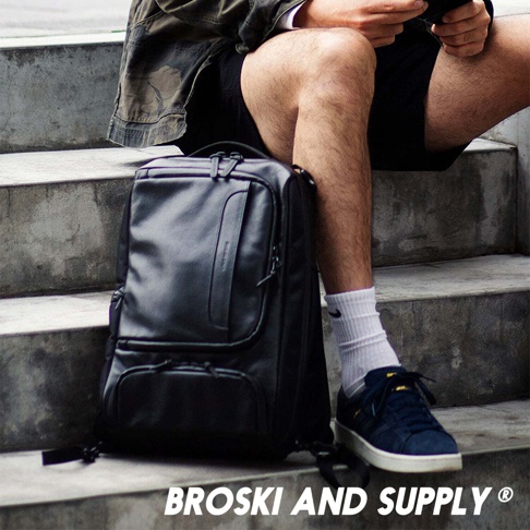 黑色防水真皮革兩用手提後背包 LABOR mini，包身有紋理，設有拉鍊主隔層和前置拉鍊口袋，搭配金屬拉鍊和側面肩帶。