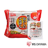 IRIS FOODS 低溫製法微波白飯，一組有十包，每包 180g。包裝袋為紅色，印有產品名稱及日文說明。圖片右側為單獨一包的微波白飯，為白色塑膠盒裝，內含白米飯。