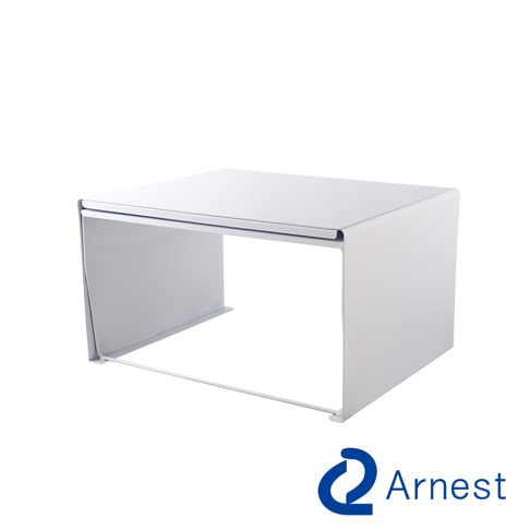 簡約的白色金屬廚房置物收納架，設計為可堆疊的層架，提供額外儲物空間。