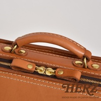 職人手作皮革商務電腦後背包 R-25，使用 tan 色皮革製作，帶有精緻縫線與金色拉鍊。