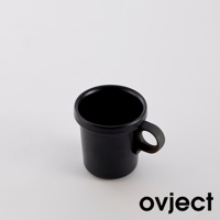 黑色琺瑯馬克杯，圓潤杯身，帶有弧形手柄，杯口有向外翻的邊緣。