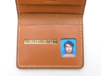 職人手作皮革雙折證件收納夾，淺棕色皮革材質，內有證件照與日文「平成32年08月21日」的有效日期標示。