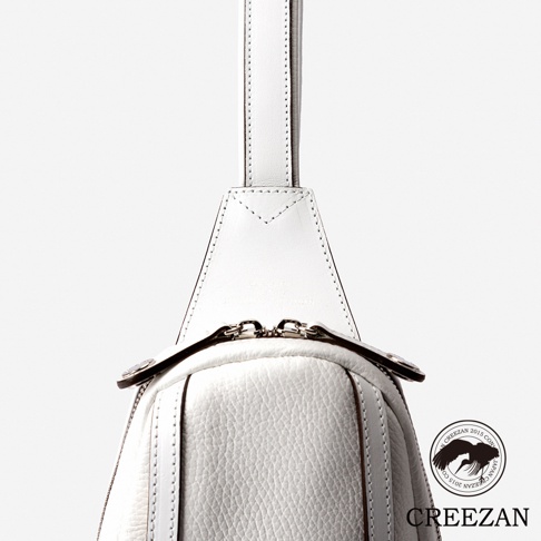 JETTER 隨身側背包 CJTE-021，白色荔枝紋皮革，設有雙拉鍊開口，搭配簡約的三角形頂部和單肩帶設計。