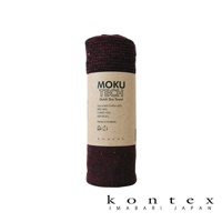MOKU TECH 超速乾毛巾，深紅色，由再生棉、RPET、CUPRO、嫘縈製成，包裝紙上印有產品資訊和品牌標誌，毛巾本身質地輕薄，有細微的雜色點綴。