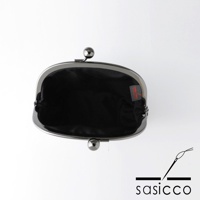 三河木綿刺子織口金零錢包，此為黑色款式，採用金屬材質的口金開合設計，內裡為黑色光滑布料，側面可見紅色佐織品牌標籤。