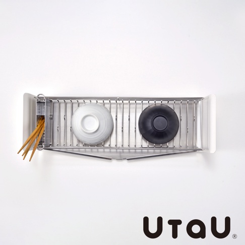 不鏽鋼窄型碗碟瀝水架，短版，附有可拆卸瀝水盤。架上放置一白色碗、一個黑色碗及一組筷子。