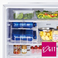 白色金屬材質的滾動式寶特瓶雙層收納架，置於冰箱內，架上整齊擺放著多瓶藍色標籤的寶特瓶，每層可容納兩瓶。