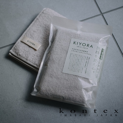 圖片文字：KIYORA skin care 今治產洗臉專用不摩擦護膚毛巾。茶葉來源的抗菌保濕力改變洗臉習慣。講究洗臉的同時也需講究毛巾。此護膚毛巾考量到洗臉後肌膚的健康狀態，添加了茶葉兒茶素與銀離子，具備抗菌及保濕成分，只需輕壓即可吸乾水分，減少對肌膚的摩擦。專為每日洗臉設計的專用尺寸，讓護膚更加溫和、清潔與愉悅。kontex IMABARI JAPAN