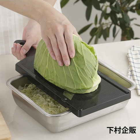 下村企販品牌的不鏽鋼多功能附蓋調理保存盒，用於切菜板上切高麗菜絲。