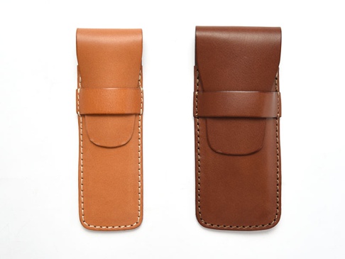 職人手作皮革鋼筆收納筆套，有淺棕色和深棕色兩款，皆為真皮材質，附有皮帶扣環設計，可保護鋼筆。
