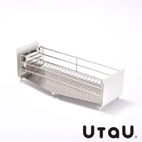 一個不鏽鋼窄型碗碟瀝水架，附有可拆卸的白色瀝水盤，呈現短版設計，適合放置碗盤。