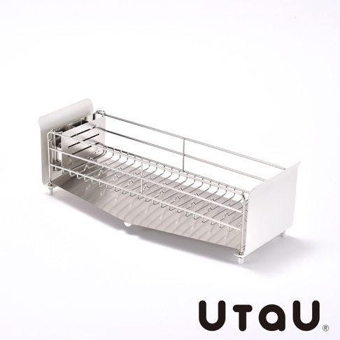 一個不鏽鋼窄型碗碟瀝水架，附有可拆卸的白色瀝水盤，呈現短版設計，適合放置碗盤。