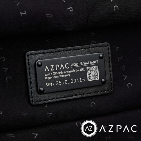 AZPAC 黑色行李箱上的註冊保固標籤，包含 QR 碼、網址 az-pac.com/warranty 及序號 S/N: 2510100416
