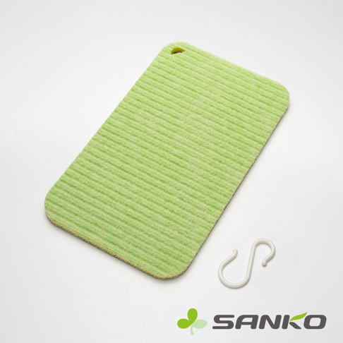 淺綠色迷你海綿洗衣板，表面有條紋，角落有掛孔。一旁附有一個白色S形掛鉤。