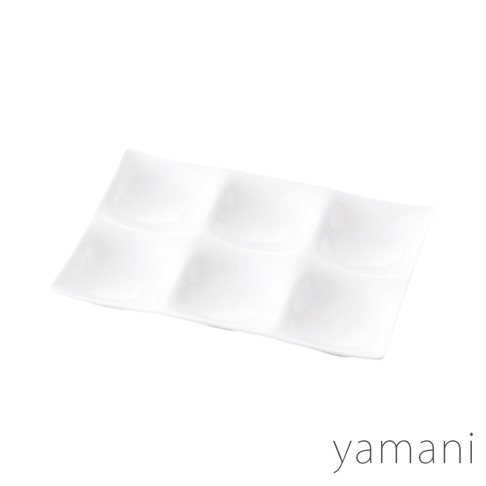 白色陶瓷六格小菜盤，邊緣略帶弧度，表面光滑，每個格子呈方形凹槽設計。