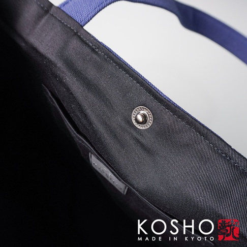 京都職人手作ougi棉帆布扇形托特包，特寫包內黑色帆布材質、藍色織帶提把及銀色按鈕，展示品牌KOSHO MADE IN KYOTO標誌。