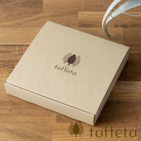 楓木盤 11cm 產品包裝盒，牛皮紙材質，印有品牌 logo「taffeta」及樹形圖案。