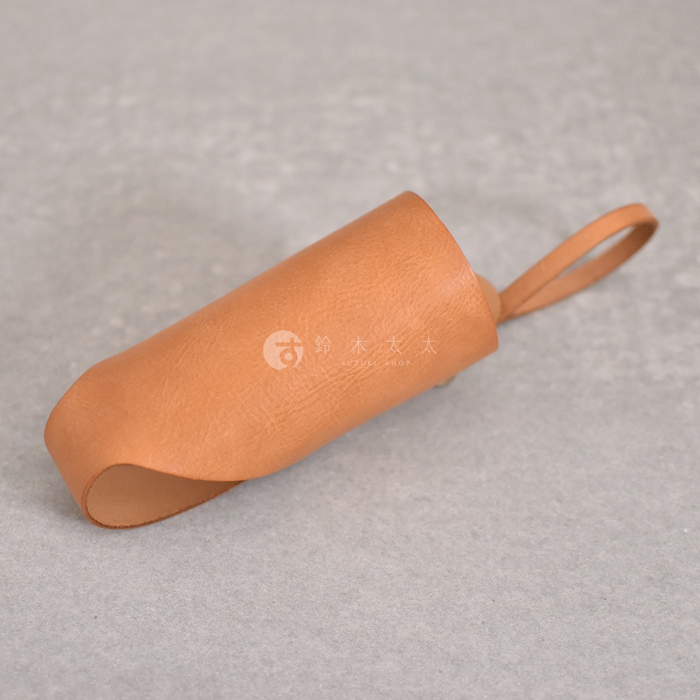 職人手作皮革Organ水壺套，淺棕色，採用真皮材質，帶有一個皮革掛環，整體造型簡約。