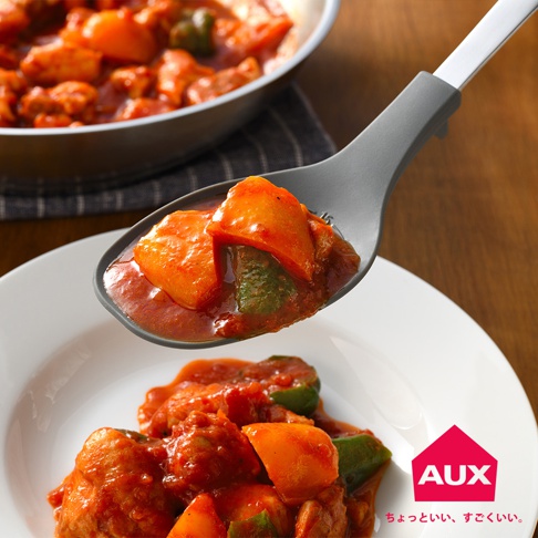 灰色不沾桌拌炒量匙盛著燉煮的紅燒雞肉、馬鈴薯和青椒，湯汁濃稠。