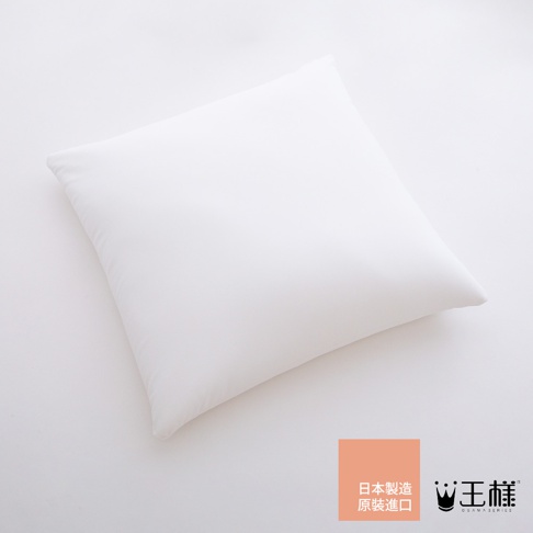 白色方形枕頭，純棉材質，觸感柔軟，適合居家使用。