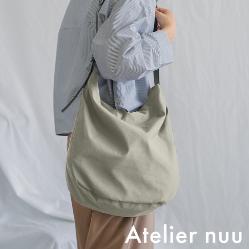 Atelier nuu ssent 肩背托特包，灰色帆布材質，由一位模特兒展示