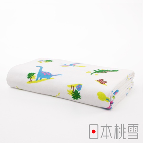 摺疊的白色紗布浴巾，上面印有彩色恐龍圖案，包括藍色長頸龍、綠色爬行龍及飛行的翼龍，以及棕櫚樹和雞蛋。