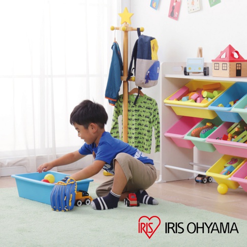 木質天板童心玩具收納架，配有黃色星星造型掛鉤，展示藍色、綠色、粉紅色和淺綠色收納盒，上面擺放著積木、玩具車和背包。