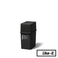 黑色前開式矮版可疊垃圾桶，容量17公升，由塑膠製成。桶身印有英文文字「Would you like to review what your life should be...?」及網址。