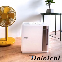 白色方形空氣清淨保濕機，右側有深褐色半透明水箱，頂部有控制面板。左側有一台亮黃色立扇。