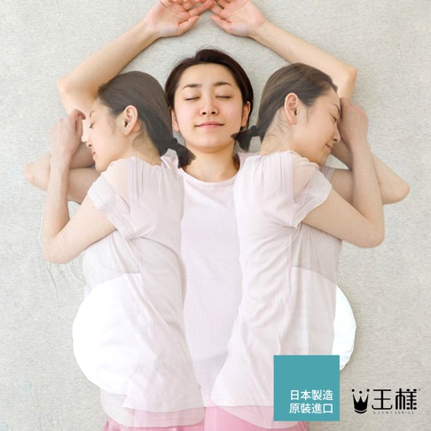 三位女性以不同睡姿躺臥，皆穿著淡粉色短袖上衣。其中一位女性的腰部被白色腰枕支撐，腰枕呈現半月形，材質看似柔軟。