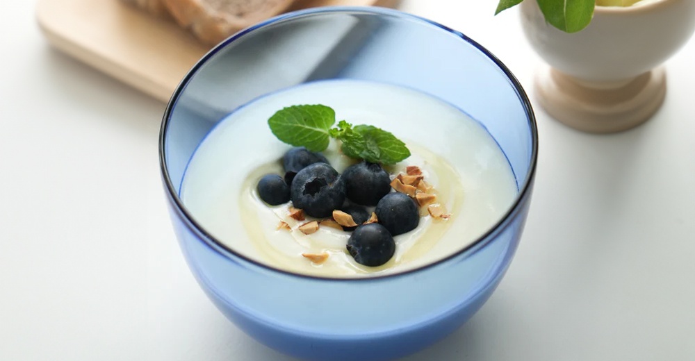 LAGOM 清透復古圓潤點心碗，S尺寸，藍色玻璃材質，碗內盛有白色優格、藍莓、堅果碎和薄荷葉。