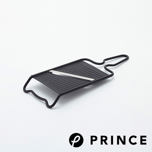 黑色雙刃切片器，採用金屬材質，設有紋理的切面和一個方便握持的彎曲手柄。